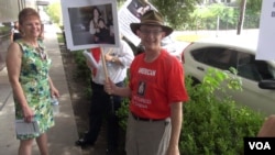 Jeff Gillis demonstrates by the Chinese consulate in Houston. (G. Flakus/VOA)