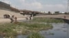 Porodice imigranta prelaze reku Rio Grande kako bi ušle u SAD
