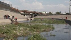 Migrant families cross the Rio Grande to get illegally across the border into the United States, to turn themselves in to authorities and ask for asylum, next to the Paso del Norte international bridge, near El Paso, Texas, May 31, 2019.