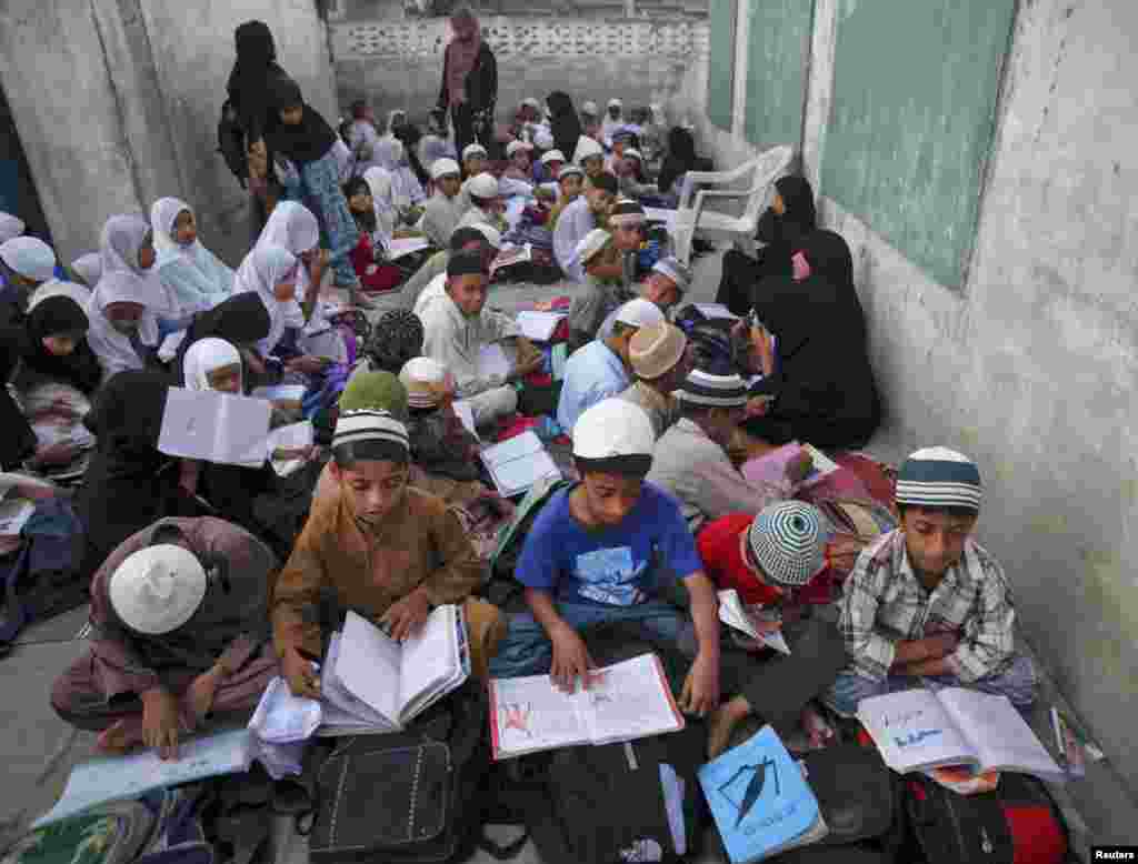 کراچی کے ایک اسکول میں بچے تعلیم حاصل کر رہے ہیں 