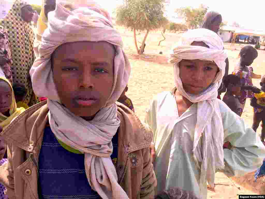 Des centaines d'enfants parmi les quelque 7000 réfugiés vivant dans le camp de Dar Es Salam à Baga-Sola (ouest du Tchad), 2 avril 2016. (Photo voa Bagassi Koura).