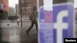 ARCHIVO- Logo de Facebook en Málaga, España. 4-6-18. REUTERS/Jon Nazca.