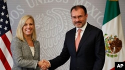 La secretaria de Seguridad Nacional de EE.UU., Kirstjen Nielsen, izquierda, estrecha la mano del Secretario de Relaciones Exteriores de México, Luis Videgaray, durante una sesión fotográfica en su conferencia de prensa conjunta en Ciudad de México, el 26 de marzo de 2018.