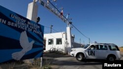 A United Nations vehicle drives into a base near the Quneitra border crossing between Israel and Syria, in the Golan Heights, June 7, 2013. 