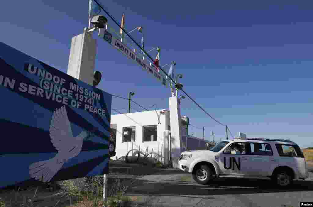 A U.N. vehicle drives into a base near the Quneitra border crossing between Israel and Syria, in the Golan Heights, June 7, 2013. 