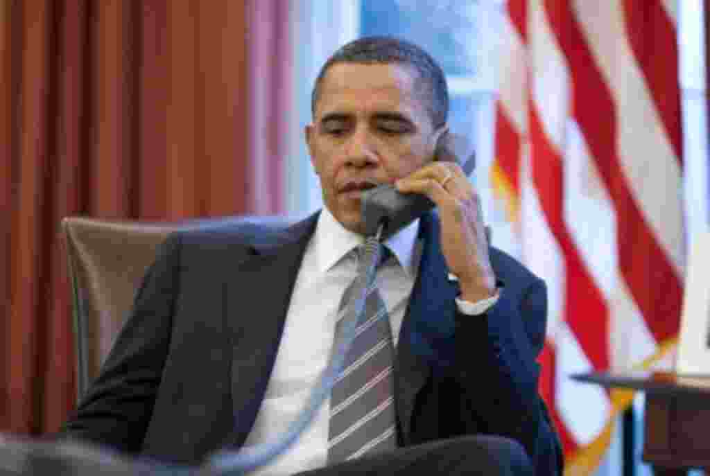 resident Barack Obama is updated on the severe winter storm currently moving across the country during a phone call with Homeland Security Secretary Janet Napolitano and FEMA Administrator Craig Fugate in the Oval Office, Feb. 2, 2011. (Official White H