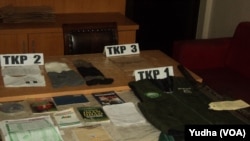 FILE - Police seized evidence, the results of a search in the house of suspected terrorists in Solo (VOA/ Yudha)