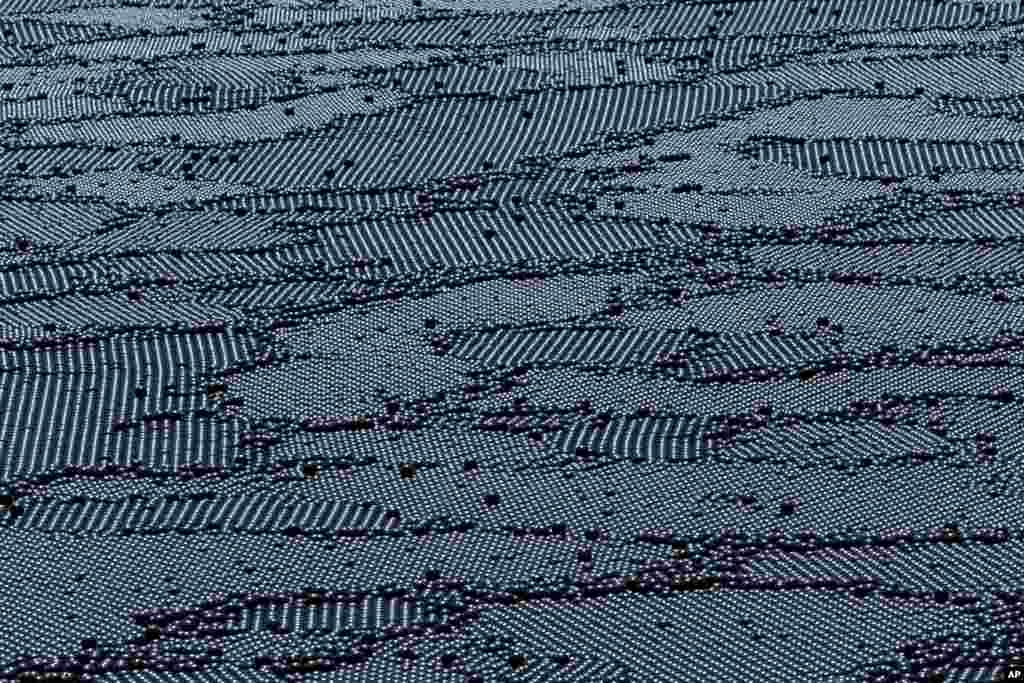 Hồ chứa nước Los Angeles được bao phủ bởi hơn 90 triệu quả bóng nhựa màu đen ở khu vực Sylmar của Los Angeles, ngày 12 tháng 8, 2015. Thành phố đã hoàn tất một chương trình che phủ những hồ chứa nước ngoài trời với những quả bóng nổi để tạo bóng râm nhằm bảo vệ chất lượng nước bằng cách ngăn chặn ánh sáng mặt trời thâm nhập bề mặt hồ chứa nước, ngăn chặn những phản ứng hóa học có thể khiến tảo nở hoa và những vấn đề khác.