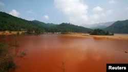 Một hồ nước bị ô nhiễm ở tỉnh Quảng Đông, Trung Quốc. REUTERS/Bobby Yip 