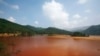 中国广东省北部大宝山附近呈棕红色的受污染湖泊。（2009年资料照）