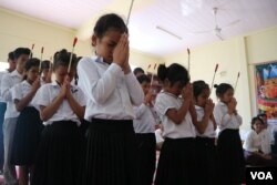 A group of children came to pay respect to Bernard Krisher at his funeral in Phnom Penh, Cambodia, March 19, 2019. (Kann Vicheika/VOA Khmer)