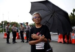 Maria Catarina Sumarsih, ibu dari Wawan, korban tewas tragedi Semanggi pada 1998, dalam protes mingguan "Kamisan" menentang pelanggaran HAM, yang digelar di depan Istana Kepresidenan di Jakarta, 17 Mei 2018. (Foto: Reuters)