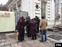 Two years into the conflict, newly displaced people are still arriving daily and applying for assistance at the Florivska 9/11 Center, a refugee assistance facility in Kyiv. (L. Ramirez/VOA)