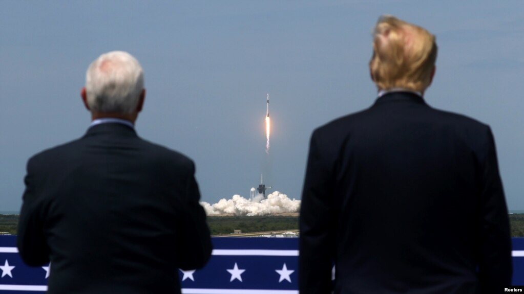 Presidenti Donald Trump dhe nënpresidenti Mike Pence shohin lëshimin e anijes së kompanisë SpaceX 