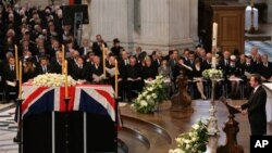 PM Inggris David Camreon memberikan sambutan dalam upacara pemakaman mantan PM Margareth Thatcher di Gereja Katedral St.Paul, London (17/4).