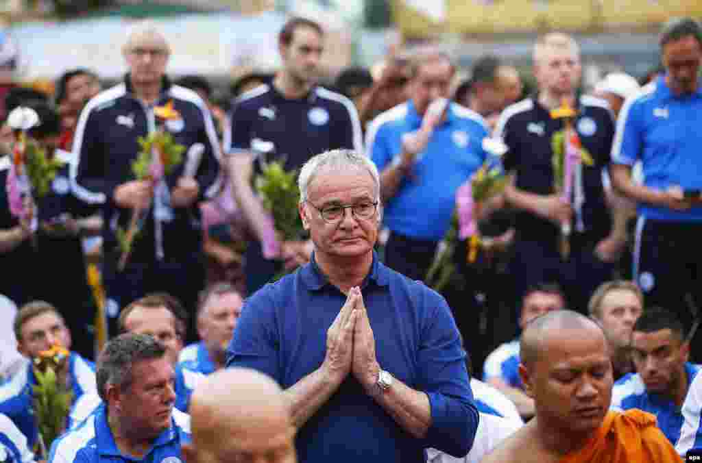 ရွှေတိဂုံဘုရားကို လာရောက် ဖူးမျှော်ကြသည့် အင်္ဂလန် ပရီးမီးယားလိဂ် ချန်ပီယံ Leicester City အသင်းသားများ။