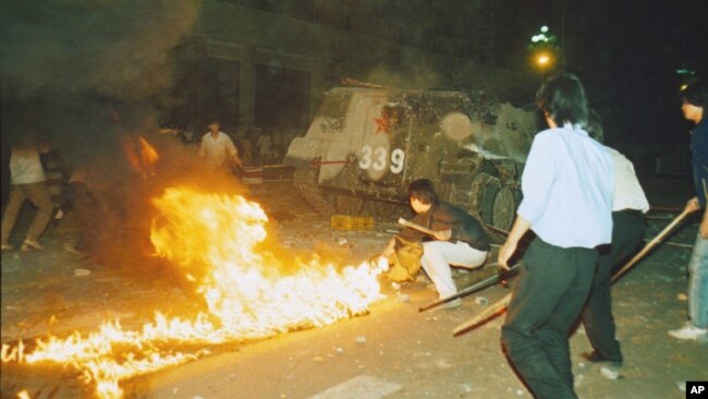 1989年6月4日凌晨天安门广场解放军装甲车突入镇压后场景