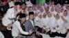Jokowi bersama santri di acara "Apel Akbar Santri Nusantara", Sabtu malam (20/10).
