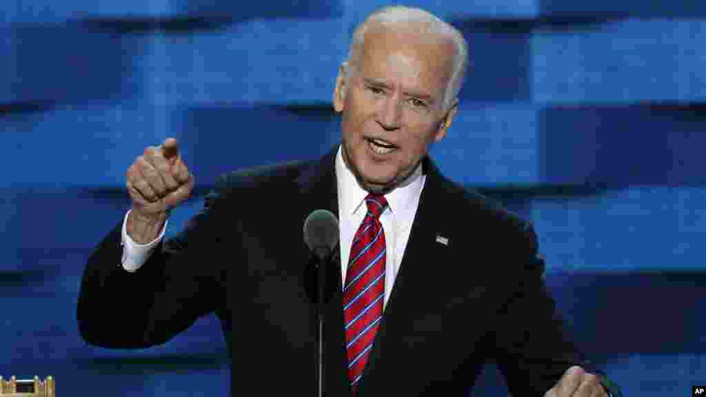 Le Vice-président sortant Joe Biden parle de l’expérience d’Hillary lors de la troisième journée de la Convention nationale démocrate à Philadelphie, 27 juillet, 2016. (AP Photo / J. Scott Applewhite)