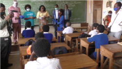 Une délégation avec à sa tête madame la ministre de l’EPST au Sud-Kivu rend visite aux élèves, le 10 août 2020. (VOA/Ernest Muhero)