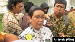 Menteri Luar Negeri Retno Marsudi di kompleks Istana Kepresidenan Jakarta, Selasa 15 Maret 2016, menjelaskan soal Konsulat Kehormatan RI untuk Palestina. (Foto: VOA/Andylala) 