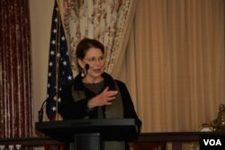 អ្នកស្រី Susan Pompeo ភរិយា​របស់​រដ្ឋមន្ត្រី​ការបរទេស​អាមេរិក​បច្ចុប្បន្ន​លោក Mike Pompeo ថ្លែង​សុន្ទរកថា​ក្នុង​ពិធី​ផ្ដល់​រង្វាន់SOSA (The Secretary of State Award for Outstanding Volunteerism Abroad)​នៅ​ក្រសួង​ការបរទេស​អាមេរិក​ក្នុង​រដ្ឋធានី​វ៉ាស៊ីនតោន​កាលពី​ថ្ងៃ​ទី​២០​ខែ​វិច្ឆិកា​ឆ្នាំ​២០១៩។ (សាយ មុន្នី/VOA)