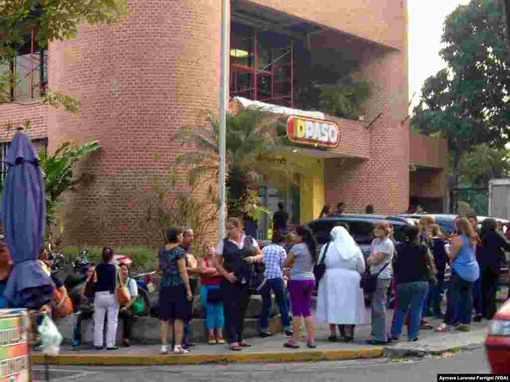 Ningún venezolano se salva de hacer colas, que en la mayoría de los casos hacen en las peores condiciones: parados, con altas temperaturas o bajo la lluvia.