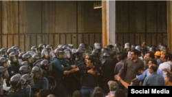 تصویری از اعتراضات روز دوشنبه ۲۵ شهریور کارگران هپکو که با خشونت پلیس روبرو شد. 