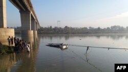 راجستھان کے علاقے سوائی مادھوپور کے قریب دریائے بناس میں گرنے والی بس کو نکالنے کی کوشش کی کا رہی ہے۔ 23 دسمبر 2017