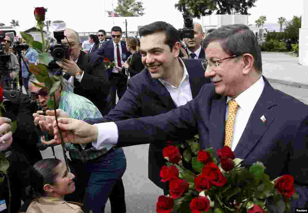 Türkiyə - Baş nazir Əhməd Davutoğlu yunanıstanlı həmkarı Aleksis Tsiprasla jurnalist qadınları təbrik edir &nbsp;