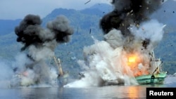 Indonesia meledakkan kapal penangkap ikan ilegal di Ambon, Maluku 21 Desember 2014 (foto: dok). 