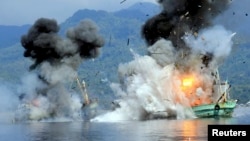 TNI AL menghancurkan dua kapal pencuri ikan di perairan Ambon, Maluku bulan lalu (foto: dok).