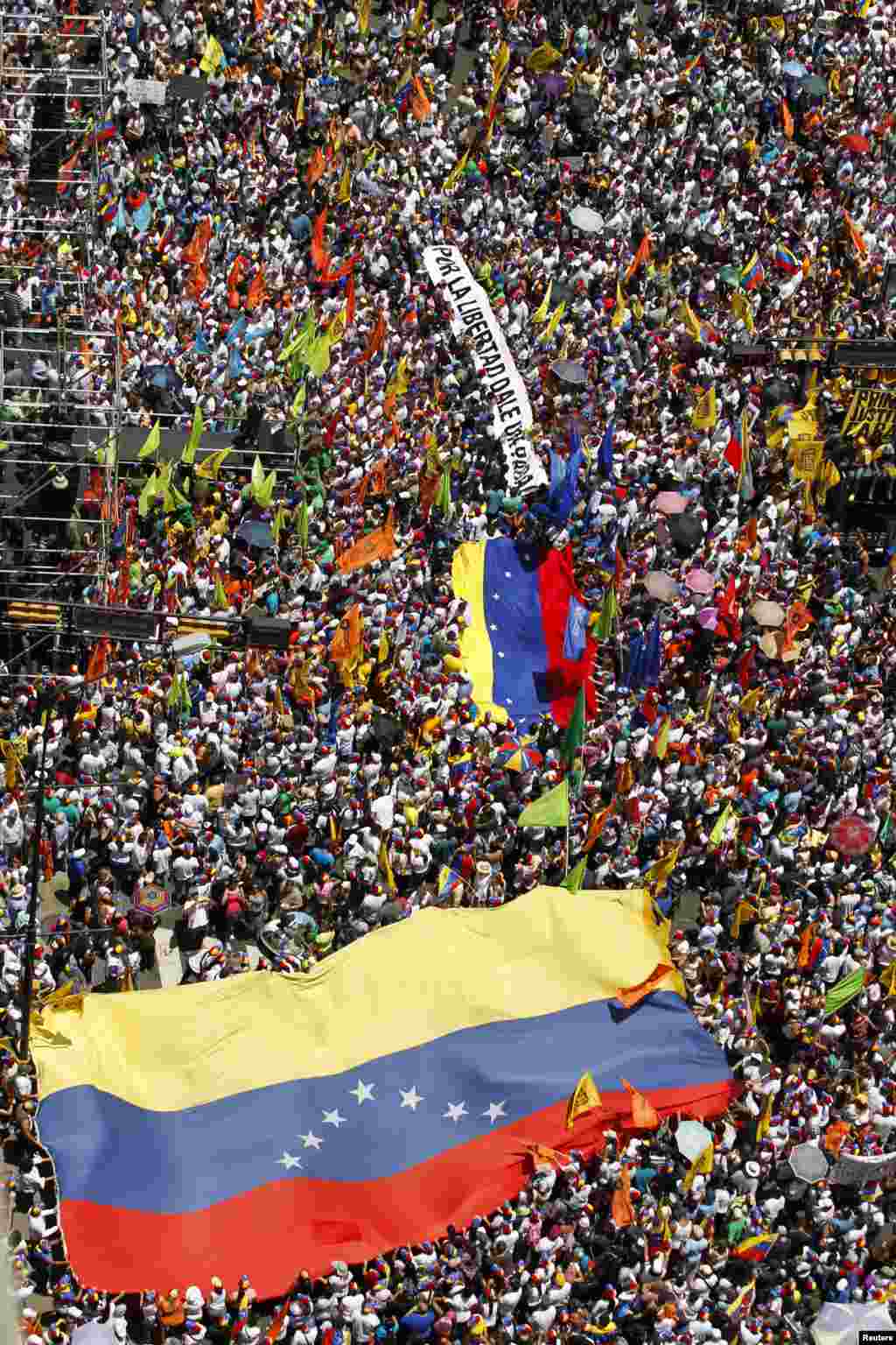 Las banderas venezolanas estuvieron presentes en la enorme manifestación de la oposición.