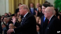 Le président américain Donald Trump, le juge Brett Kavanaugh et le juge à la retraite Anthony Kennedy, à Washington 8, 2018.