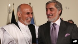 Kedua Capres Afghanistan, Ashraf Ghani (kiri) dan Abdullah Abdullah dalam konferensi pers bersama di Kabul Juli lalu (foto: dok).