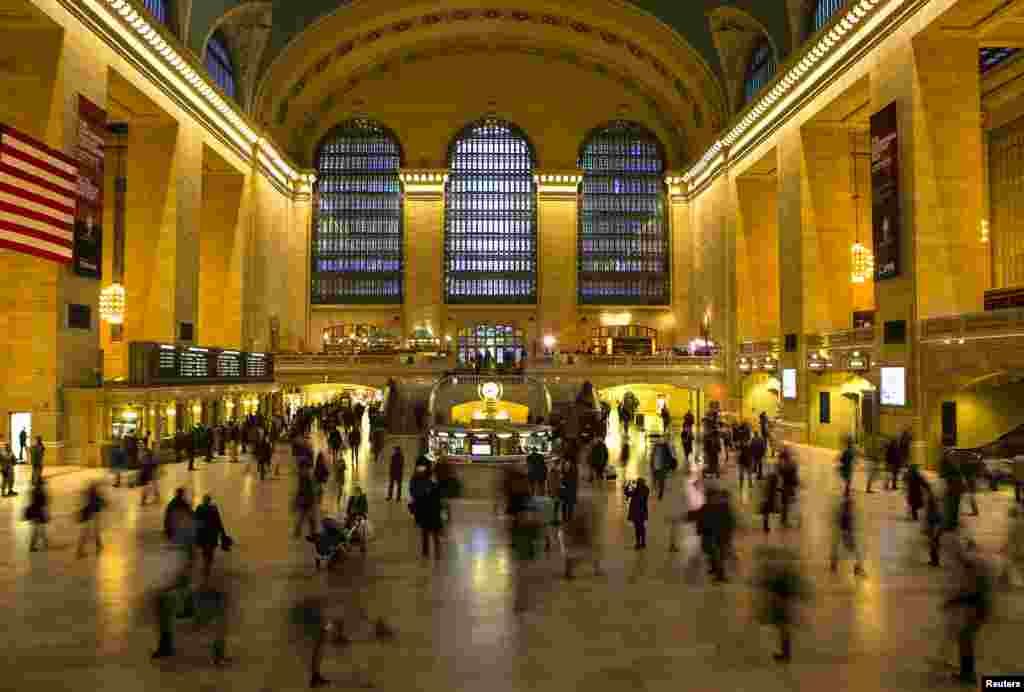 Warga bersiap-siap pulang ke rumah atau kampung halamannya dari Stasiun Grand Central di New York (27/11). (Reuters/Eric Thayer)