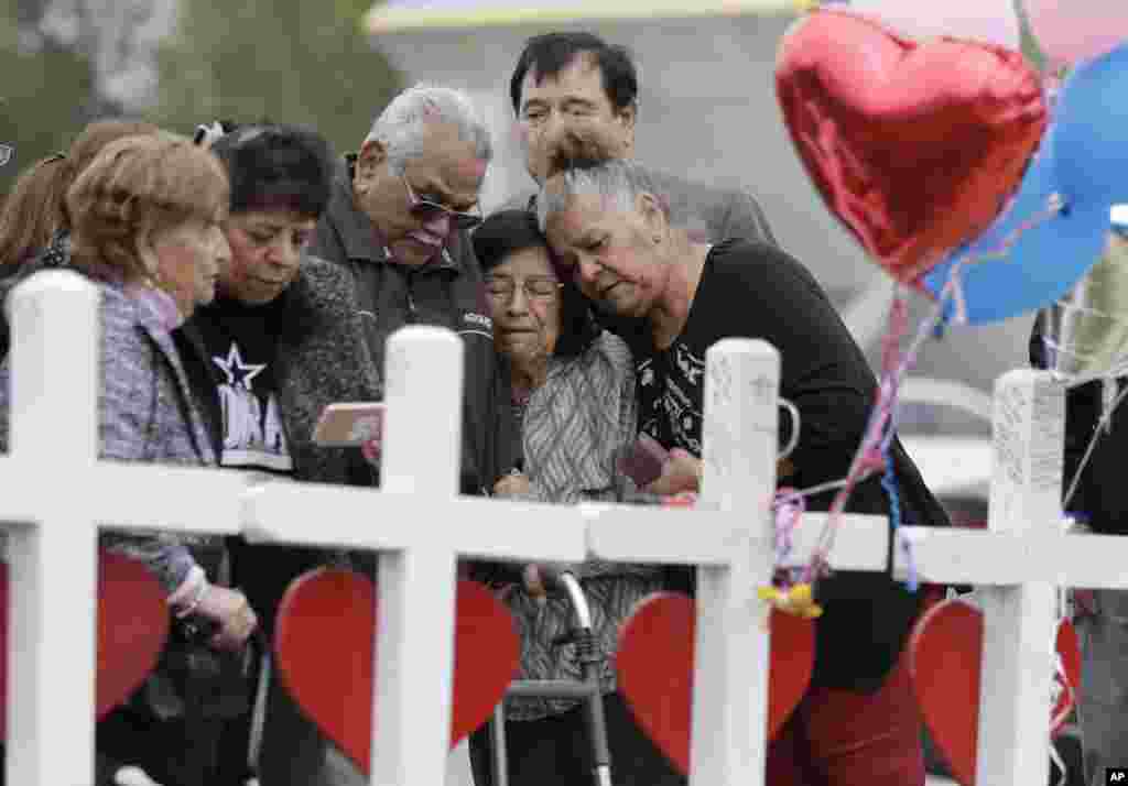 گردهمایی گروهی از خانواده های قربانیان تیراندازی مرگبار که در یک کلیسا در تگزاس رخ داد و&nbsp; ۲۶ کشته برجای گذاشت.