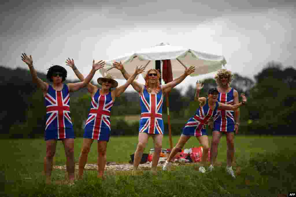 អ្នកជិះកង់ពាក់អាវមានរូប Union Jack ធ្វើកាយវិការផ្សេងៗ នៅពេលពួកគេរង់ចាំ អ្នកជិះផ្សេងទៀតនៅក្នុងក្រុង Foix Prat d'Albis ប្រទេសបារាំង ក្នុងពេលប្រកួតវគ្គ១៥ នៃ ការប្រណាំងជិះកង់ Tour de France លើកទី១០៦។