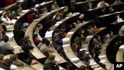 FILE - Students listen to a lecture at the Technical University in Munich, southern Germany, in a Jan. 25, 2005 file photo. (AP Photo/Jan Pitman)