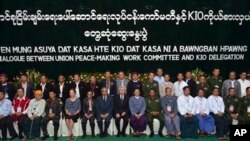 အောက်တိုဘာ ၁၀၊ ၂၀၁၃ ခုနှစ်က မြန်မာအစိုးရငြိမ်းချမ်းရေးအဖွဲ့နဲ့ KIO ကချင်လွတ်လပ်ရေးအဖွဲ့တို့ မြစ်ကြီးနားမြို့မှာ ငြိမ်းချမ်းရေး ဆွေးနွေးခဲ့ကြစဉ်။