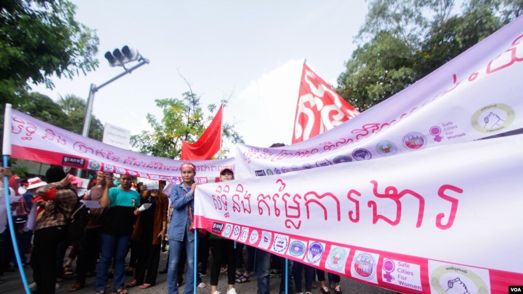 រូបឯកសារ៖ ក្រុមសហជីព និងសមាគមប្រមាណជាង២០ ក្រុម និងកម្មកររោងចក្រកាត់ដេរ សំណង់ ក្រុមអ្នកបររ៉ឺម៉កង់បី និង ក្រុមយុវជនជាង ១០០០ នាក់ប្រារព្ធទិវាពលកម្មអន្តរជាតិខួបលើកទី១៣១ នៅរាជធានីភ្នំពេញ ថ្ងៃទី០១ ខែឧសភា ឆ្នាំ២០១៧។ (ខាន់ សុគុំមនោ/ VOA)