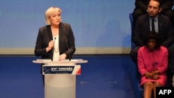 La président du FN Marine Le Pen parle au congrès du parti, le 11 mars 2018.