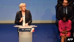 La président du FN Marine Le Pen parle au congrès du parti, le 11 mars 2018.