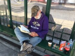 美国退伍军人爱德华·布尔拉斯（Edward Burlas) 每天在马里兰州阿尔布特斯（Arbutus）的公车站里看书。2020年6月15日美国之音记者赵婉成拍摄。