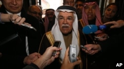 លោក Ali Ibrahim Naimi រដ្ឋ​មន្រ្តី​ធនធាន​រ៉ែ និង​ប្រេង​របស់​ប្រទេស​អារ៉ាប៊ី​សាអូឌីត​ថ្លែង​ទៅ​កាន់​អ្នក​កាសែត​នៅ​សណ្ឋាគារ​មួយ​នៅ​ក្នុង​ក្រុង​វីយែន ប្រទេស​អូទ្រីស កាលពី​ថ្ងៃទី១ ខែធ្នូ ឆ្នាំ២០៥ មុន​កិច្ចប្រជុំ​រដ្ឋ​មន្រ្តី​ប្រេង​របស់ OPEC។