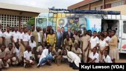 Des élèves togolais venus participer au "Molab", un projet piloté par l'ambassade des États-Unis à Lomé, pour familiariser les jeunes avec les sciences, la technologie et la culture, 12 janvier 2018. VOA / Kayi Lawson