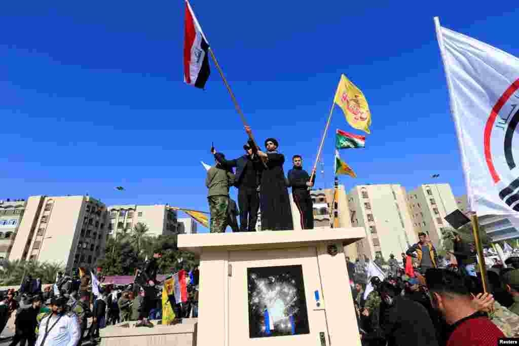 Desde primera hora de este martes, docenas de personas se congregaron frente a la embajada de Estados Unidos provocando graves disturbios (Foto: Reuters/Thaier al-Sudani)