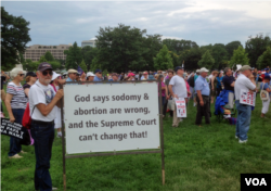 Penentang pernikahan sesama jenis dan pendukung pernikahan tradisional antara laki-laki dan perempuan melakukan protes di luar Gedung Capitol di Washington, D.C., 19 Juni 2014. (Foto: Diaa Bekheet)