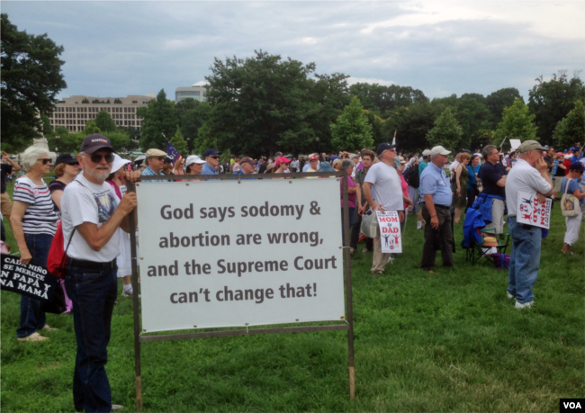 Los opositores al matrimonio entre personas del mismo sexo y los partidarios del matrimonio tradicional entre un hombre y una mujer se manifiestan frente al Capitolio de los EE. UU. en Washington, DC, el 19 de junio de 2014. (Foto: Diaa Bekheet)