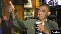 Presidente Barack Obama celebra el día de San Patricio con una Cerveza. Historiadores señalan que es la primera vez que la Casa Blanca produce su propia cerveza.